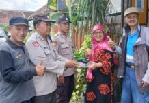 Dukung Kamling Udara Jogo Kamtibmas Dan Siaga Bencana Kapolsek Dampit Didampingi Anggota ORARI Beri Bantuan Alat Komunikasi Radio HT Kepada Warga Dampit