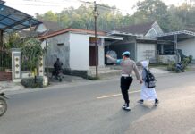 Polsek Ampelgading Gelar Poros Pagi, Pastikan Keamanan Siswa dan Pengguna Jalan