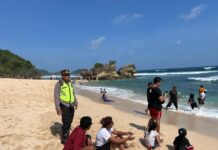 Puncak Libur Panjang, Polisi Patroli Kawasan Pantai Malang Selatan
