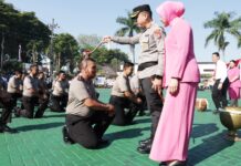 Kapolres Malang Pimpin Kenaikan Pangkat 74 Personel, Diakhiri Tradisi Siraman Air Bunga